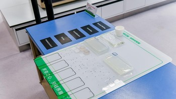 Apex Guard bukan hanya melindungi dari situasi tak terduga seperti paparan air atau jatuh secara tidak sengaja, tetapi juga memastikan pengalaman yang mulus bahkan di luar penggunaan normal. Berkat riset terdepan dalam material dan desain produk, OPPO mengembangkan material seperti Ultra-High-Strength Steel dan paduan aluminium kelas aerospace AM04, yang tahan terhadap keausan harian. Foto: Oppo