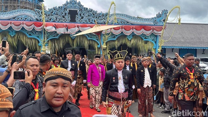 Paku Buwono (PB) XIV Purbaya berjalan menuju ke Siti Hinggil untuk membacakan sabda dalem sebagai penerus takhta Keraton Solo, Sabtu (15/11/2025)