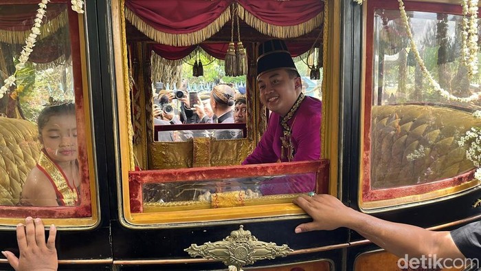 Paku Buwono XIV Purbaya menaiki kereta Garuda Kencana saat kirab jumenengan, Sabtu (15/11/2025).