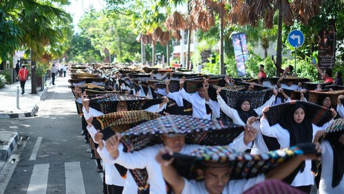 Pembentangan 1.000 kain songke Manggarai saat karnaval budaya Komodo Waterfront Festival 2025 di Labuan Bajo, Manggarai Barat, NTT, Sabtu (15/11/2025). (Dok. Panitia Komodo Waterfront Festival)