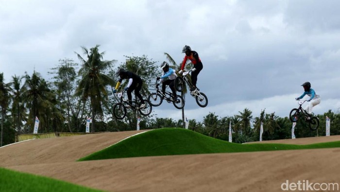 Pembukaan Banyuwangi BMX Supercross 2025 di Sirkuit Muncar Banyuwangi