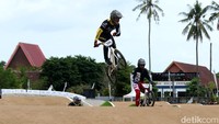 Ajang Banyuwangi BMX Supercross 2025 resmi dimulai hari ini. Lomba dibuka dengan aksi adu cepat tujuh rider di lintasan BMX Muncar, sebuah sirkuit dengan podium start setinggi delapan meter.