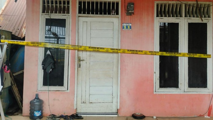 Lokasi rumah korban dipasangi garis polisi.