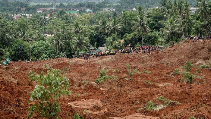 Tim SAR gabungan melakukan proses pencarian korban longsor di Desa Cibeunying, Majenang, Cilacap, Jawa Tengah, Sabtu (15/11/2025). BNPB melanjutkan proses pencarian korban di harı ketiga pada wilayah yang terdampak longsor dengan luasan mencapai 6,5 hektar dan dibagi menjadi sektor A dan B utnuk memudahkan proses pencarian. ANTARA FOTO/Idhad Zakaria/rwa.