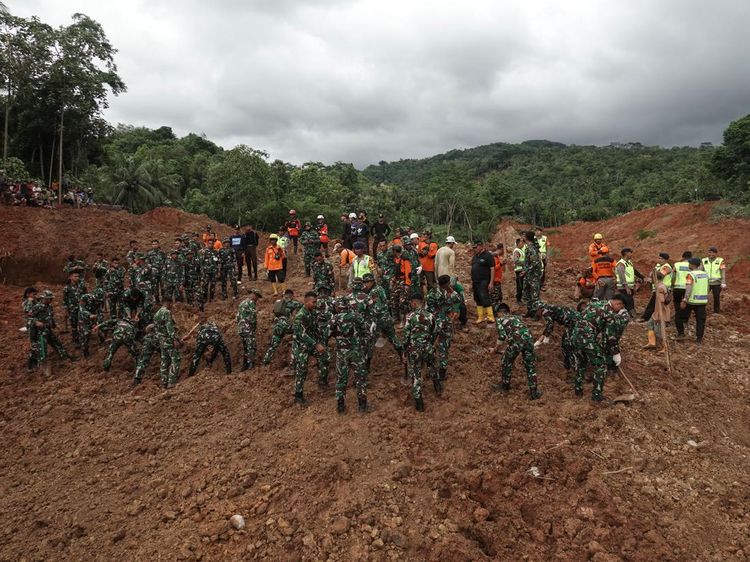 Longsor Majenang Timbun Permukiman, Tim SAR Terus Cari Korban