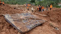 Tim SAR gabungan melakukan proses pencarian korban yang masih tertimbun longsor di Desa Cibeunying, Majenang, Cilacap, Jawa Tengah. Pencarian masih terus dilakukan oleh tim SAR gabungan untuk mencari 20 korban yang masih tertimbun, meski terkendala cuaca dan peralatan. ANTARA FOTO/IDHAD ZAKARIA