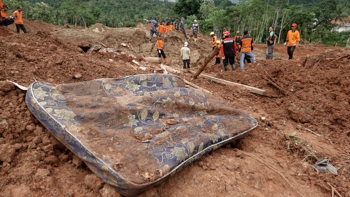Eskavator dioperasikan untuk membantu proses pencarian korban yang masih tertimbun longsor di Desa Cibeunying, Majenang, Cilacap, Jawa Tengah, Jumat (14/11/2025). Proses pencarian 20 korban longsor dua kali dihentikan karena masih terdeteksi pergerakan tanah dan hujan yang turun pada sore hari. ANTARA FOTO/Idhad Zakaria
