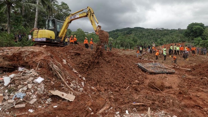Eskavator dioperasikan untuk membantu proses pencarian korban yang masih tertimbun longsor di Desa Cibeunying, Majenang, Cilacap, Jawa Tengah, Jumat (14/11/2025). Proses pencarian 20 korban longsor dua kali dihentikan karena masih terdeteksi pergerakan tanah dan hujan yang turun pada sore hari. ANTARA FOTO/Idhad Zakaria
