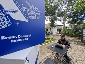 Menyesap Kopi Sembari Belajar Teknologi di Kafe Futuristik Bandung