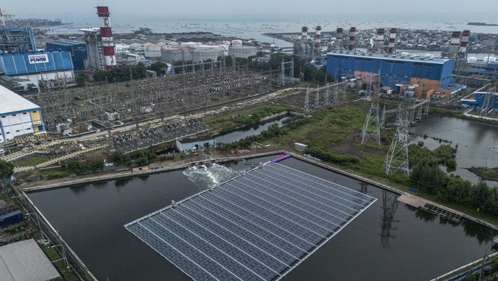 Nelayan memindahkan ikan hasil tangkapan dengan latar belakang Pembangkit Listrik Tenaga Gas dan Uap (PLTGU) Tambaklorok di Semarang, Jawa Tengah, Sabtu (15/11/2025). Kementerian Energi dan Sumber Daya Mineral (ESDM) mencatat terdapat tren peningkatan produksi listrik dari energi baru dan energi terbarukan (EBT) atau listrik bersih dari 3,72 Terawatt jam (TWh) pada Januari 2025 menjadi 37,48 TWh pada Oktober 2025. ANTARA FOTO/Aprillio Akbar/rwa.