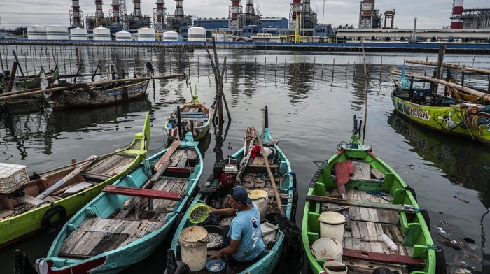 Peningkatan produksi listrik dari energi baru terbarukan Nelayan memindahkan ikan hasil tangkapan dengan latar belakang Pembangkit Listrik Tenaga Gas dan Uap (PLTGU) Tambaklorok di Semarang, Jawa Tengah, Sabtu (15/11/2025). Kementerian Energi dan Sumber Daya Mineral (ESDM) mencatat terdapat tren peningkatan produksi listrik dari energi baru dan energi terbarukan (EBT) atau listrik bersih dari 3,72 Terawatt jam (TWh) pada Januari 2025 menjadi 37,48 TWh pada Oktober 2025. ANTARA FOTO/Aprillio Akbar/rwa.