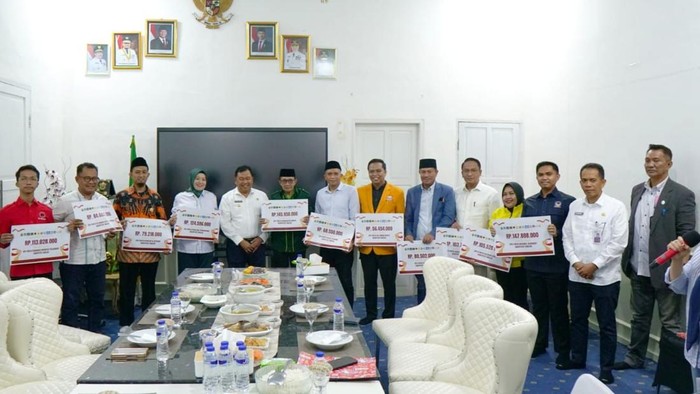 Penyerahan bantuan keuangan parpol dan penandatanganan NPHD di rumah jabatan Bupati Takalar, Jumat (14/11/2025).