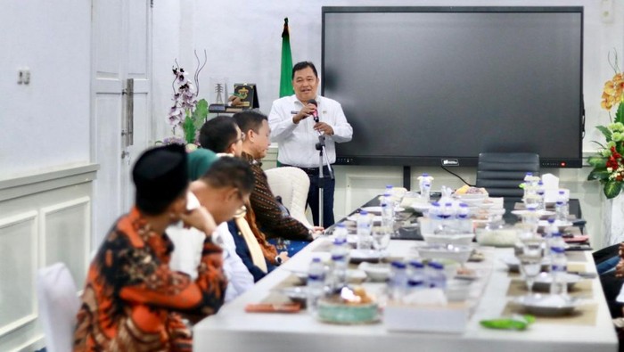 Penyerahan bantuan keuangan parpol dan penandatanganan NPHD di rumah jabatan Bupati Takalar, Jumat (14/11/2025).