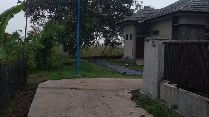 Perbaikan jalan desa di Indramayu