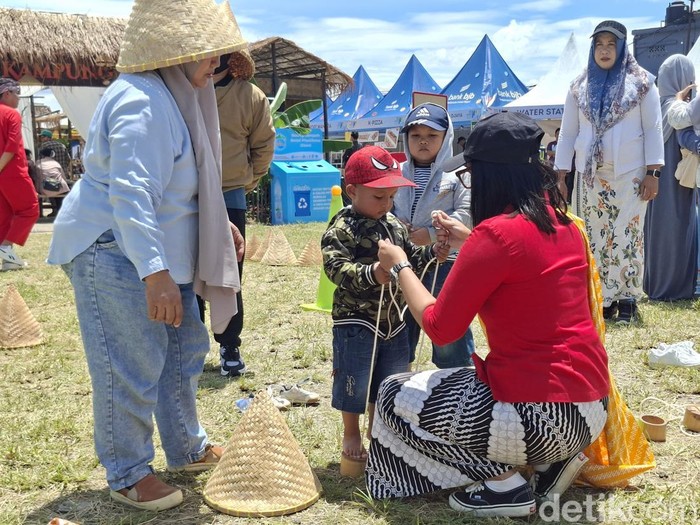 Permainan kelom batok bambu.