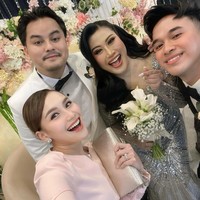 Pelantun ‘Kamu Hoaxxx’ tersebut memilih tampilan yang lebih glamour, lengkap dengan mahkota yang membuatnya bak ratu sehari. Foto: Instagram @ayutingting92