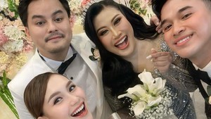 Ayu Ting Ting bersama Anwar Sanjaya we-fie bareng Boiyen dan suaminya. (Foto: Instagram @ayutingting92)