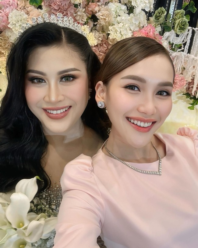 Boiyen terlihat sumringah ketika menyambut para tamu undangan yang banyak hadir dari kalangan artis. Foto: Instagram @ayutingting92
