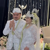 Setelah mengunggah foto prewedding ternyata Boiyen Pesek langsung menggelar akad nikah di hari yang sama, Sabtu, (15/11/2025). Dalam foto yang diunggah, wanita tersebut tampak memilih adat sunda untuk akad. Foto: Instagram @jirayutdaa4official