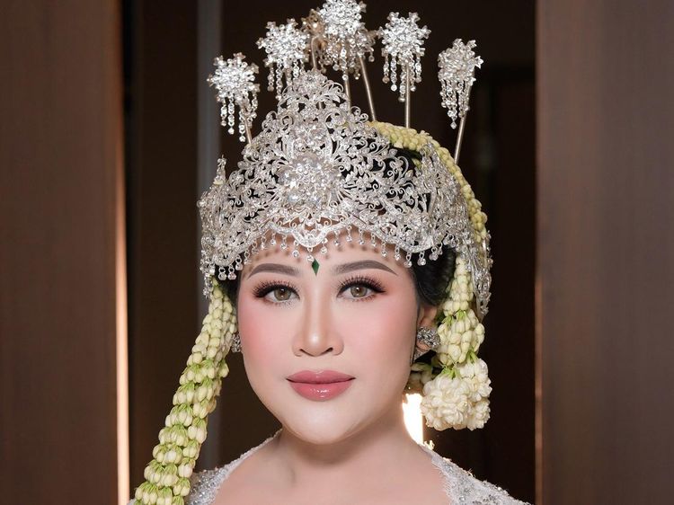 8 Potret Boiyen Pesek Menikah, Tampil Manglingi Pakai Siger Sunda