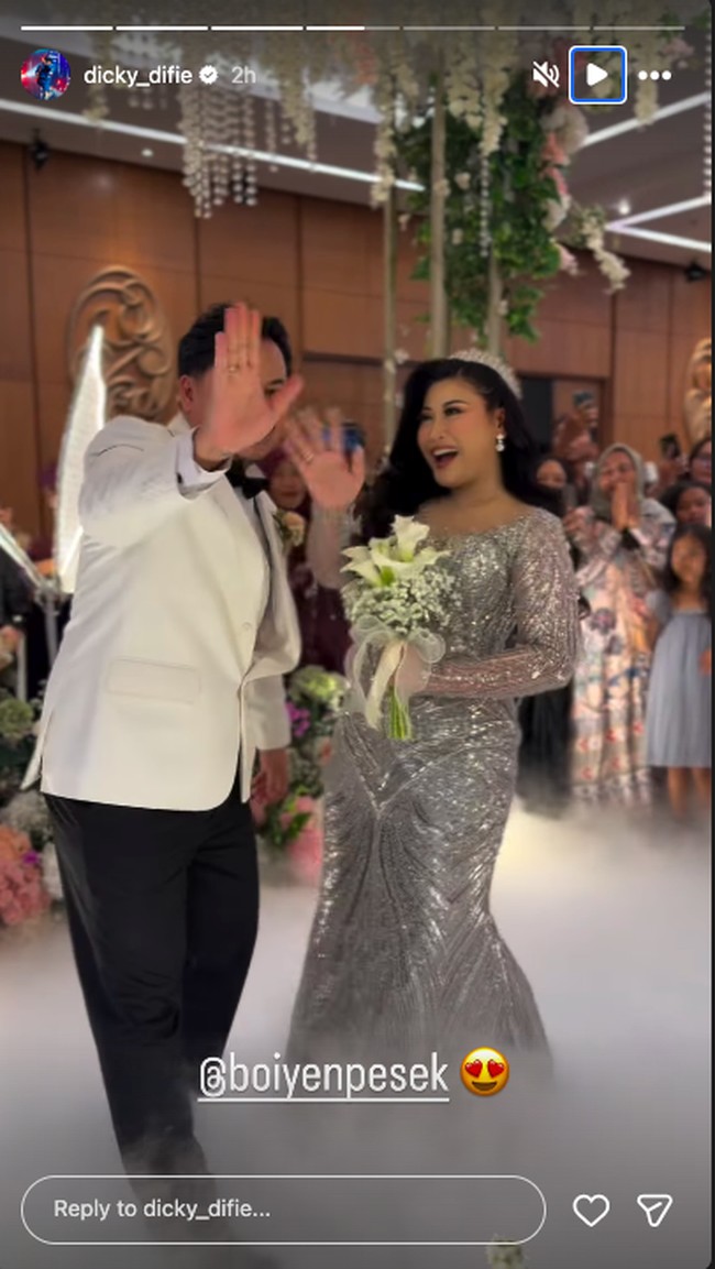 Pernikahan Boiyen di ICE BSD dilanjutkan dengan resepsi yang dihadiri banyak rekan selebriti. Untuk pesta, wanita 38 tahun tersebut memilih gaun bernuansa silver. Foto: Instagram @dicky_difie