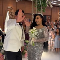Pernikahan Boiyen di ICE BSD dilanjutkan dengan resepsi yang dihadiri banyak rekan selebriti. Untuk pesta, wanita 38 tahun tersebut memilih gaun bernuansa silver. Foto: Instagram @dicky_difie