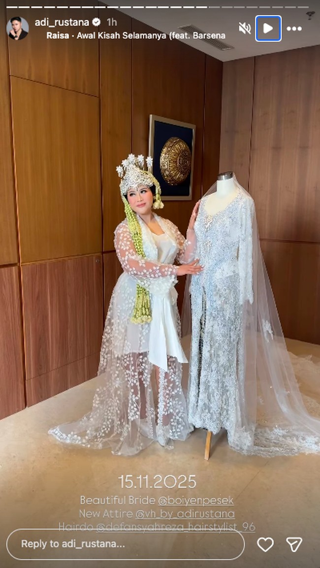 Saat akad, Boiyen dan Rully memakai busana pengantin adat Sunda serba putih. Foto: Instagram @adi_rustana