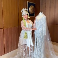 Saat akad, Boiyen dan Rully memakai busana pengantin adat Sunda serba putih. Foto: Instagram @adi_rustana