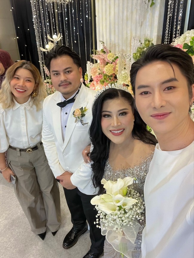 Beberapa tamu selebriti yang ikut berbahagia dan hadir dalam pernikahan Boiyen antara lain Rafael Tan, Andre Taulany, Jirayut, Ayu Ting Ting, Desta, Vincent, Soimah, dan lain-lain. Foto: Instagram @rafaell_16