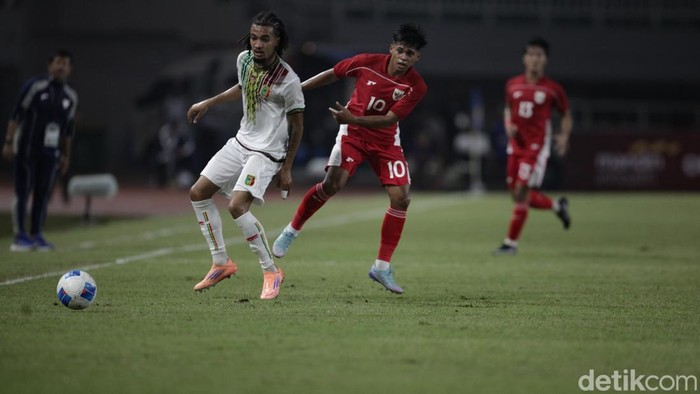 Timnas Indonesia U-23 sementara tertinggal 0-2 dari Mali U-23 di akhir babak pertama pertandingan ujicoba di Stadion Pakansari Bogor, Sabtu (15/11/2025). Indonesia menghadapi tugas berat usai restart nanti.