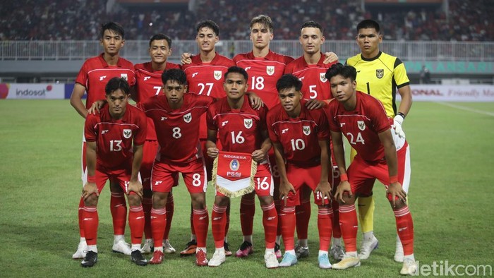 Timnas Indonesia U-23 sementara tertinggal 0-2 dari Mali U-23 di akhir babak pertama pertandingan ujicoba di Stadion Pakansari Bogor, Sabtu (15/11/2025). Indonesia menghadapi tugas berat usai restart nanti.