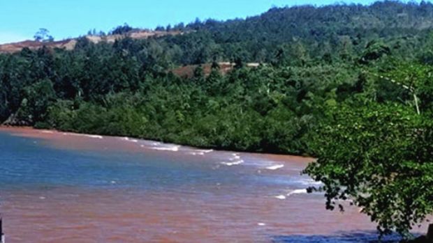 Perubahan warna air laut di Pulau Gebe-wilayah yang berdekatan dengan jetty milik PT Karya Wijaya. Dokumen Istimewa