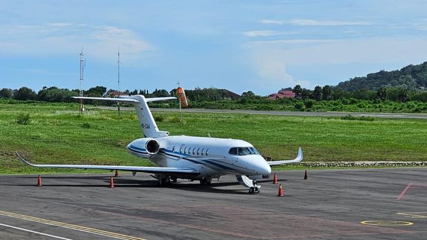 Pesawat yang ditumpangi AHY saat mendarat di Bandara Internasional Komodo, Labuan Bajo, Manggarai Barat, NTT, Jumat (14/11/2025). (Dok. Kantor Unit Penyelenggara Bandar Udara (UPBU) Komodo) Pesawat yang ditumpangi AHY saat mendarat di Bandara Internasional Komodo, Labuan Bajo, Manggarai Barat, NTT, Jumat (14/11/2025). (Dok. Kantor Unit Penyelenggara Bandar Udara (UPBU) Komodo)