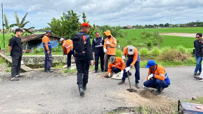 Petugas saat menutup perlintasan KA liar di Kampung Tegalrejo, Kelurahan Begajah, Kecamatan/kabupaten Sukoharjo, Sabtu (15/11/2025).