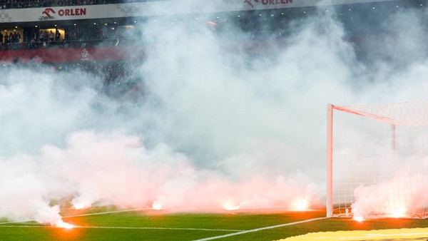 Hujan Flare di Laga Polandia Vs Belanda