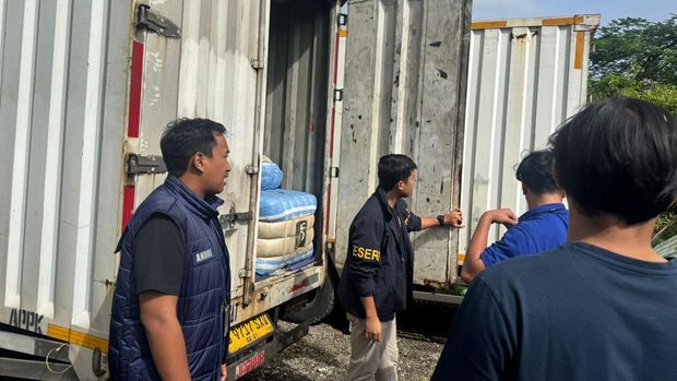 Polda Metro Jaya membongkar sindikat balpres di Duren Sawit, Jakarta Timur.