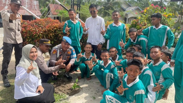 Polisi di Dumai mengajak pelajar menanam pohon jelang Hari Pohon Nasional.