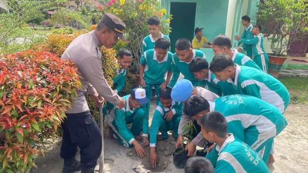 Polisi di Dumai mengajak pelajar menanam pohon jelang Hari Pohon Nasional. Polisi di Dumai mengajak pelajar menanam pohon jelang Hari Pohon Nasional.