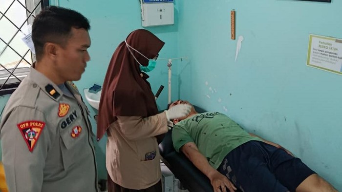 Polisi membantu evakuasi korban kecelakaan tunggal di Pasir Kuda, Kecamatan Bogor Barat, Kota Bogor.