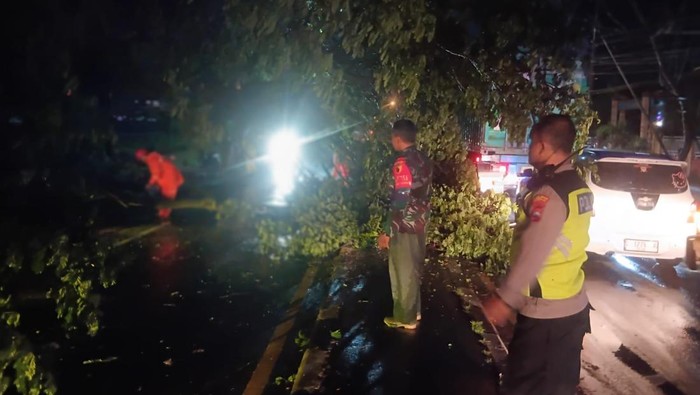 Polres Lamongan gerak cepat atasi dampak cuaca ekstrem Jatim.