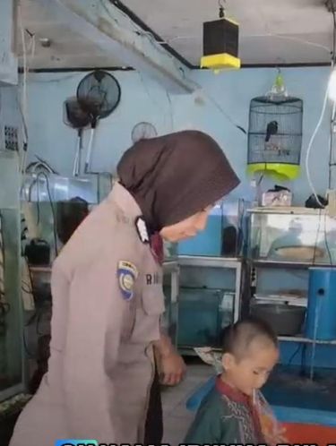 Polsek Parung, Bogor, merawat dan mengantar anak yang hilang.