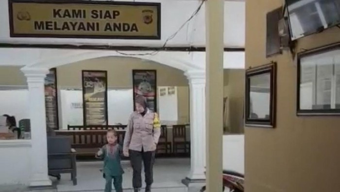 Polsek Parung, Bogor, merawat dan mengantar anak yang hilang.