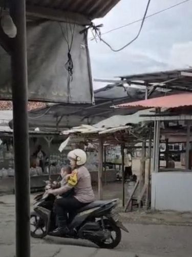 Polsek Parung, Bogor, merawat dan mengantar anak yang hilang.