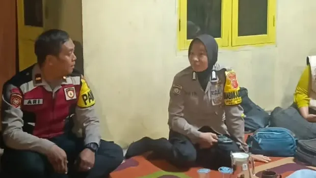 Polsek Parung mengantarkan anak yang hilang kembali ke orang tuanya.