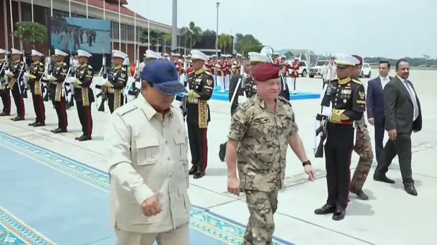 Presiden Prabowo Subainto antar kepulangan Raja Kerajaan Yordania Raja Abdullah II ibn Al Hussein di Landu Halim Perdanakusuma, Jakarta, Sabtu (15/11/22025). (YouTube/Sekretariat Presiden)