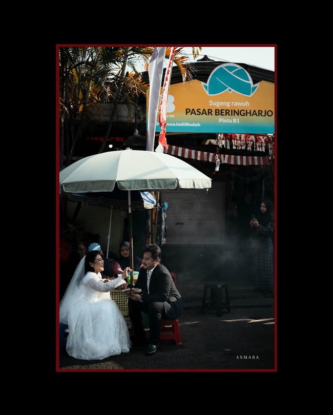 Meski berlatar pasar, artis yang dikenal sebagai Boiyen Pesek itu tak ragu untuk mengenakan baju pengantin putih lengkap dengan veil panjang yang memberi kesan romantis. Foto: Instagram @rezaprabowophoto_