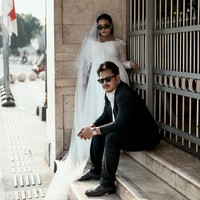 Dalam postingan, rangkaian foto yang disebut prewedding itu menampilkannya berpose mesra dengan seorang pria. Adalah Rully Anggi Akbar yang disebut menamatkan pendidikan sampai S3. Foto: Instagram @rezaprabowophoto_