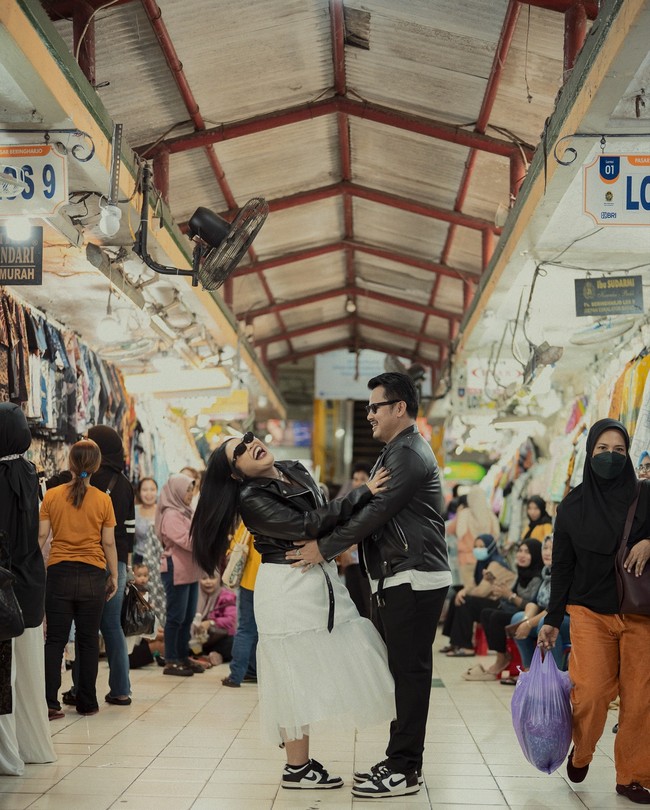 Pasangan itu pun memilih Yogyakarta untuk mengabadikan kisah cinta mereka. Dalam foto yang diunggah, keduanya melakukan pemotretan prewedding di Pasar Beringharjo. Foto: Instagram @rezaprabowophoto_