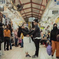Pasangan itu pun memilih Yogyakarta untuk mengabadikan kisah cinta mereka. Dalam foto yang diunggah, keduanya melakukan pemotretan prewedding di Pasar Beringharjo. Foto: Instagram @rezaprabowophoto_