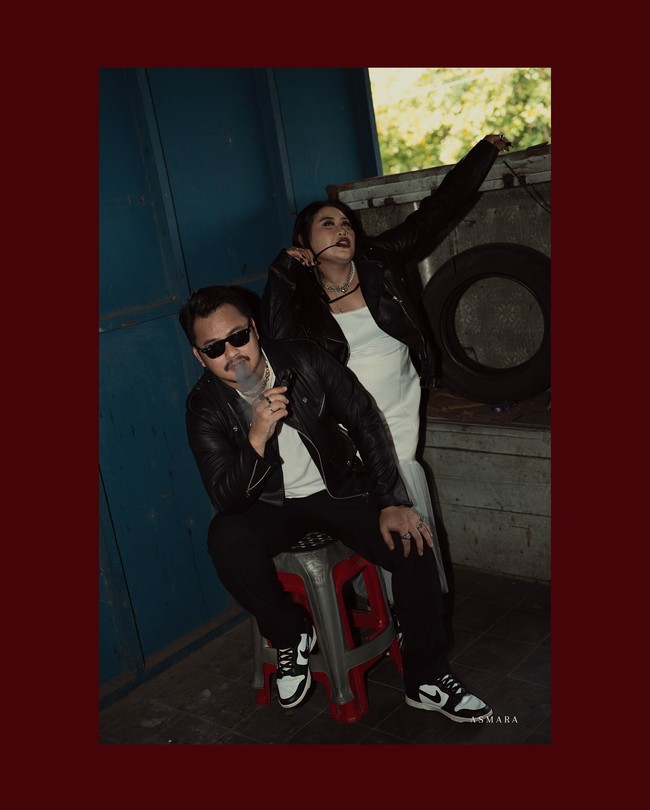 Fotografer Ardi Prabowo sendiri menyebut jika prosesnya foto prewedding Boiye dan Rully cukup ‘chaos’. “Prewed artis yang disukai ibu-ibu di Pasar Beringharjo! Kombinasi menarik kan? Bayankan gimana chaos-nya waktu itu,” tulisnya dalam Insta Story. Foto: Instagram @rezaprabowophoto_